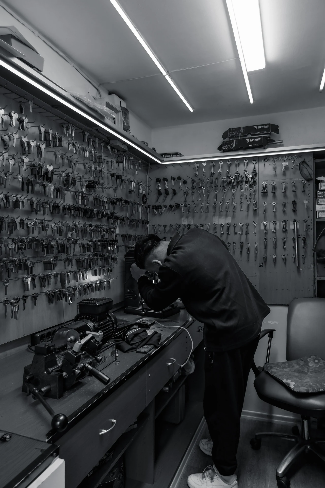 Technicien travaillant dans un atelier de serrurerie